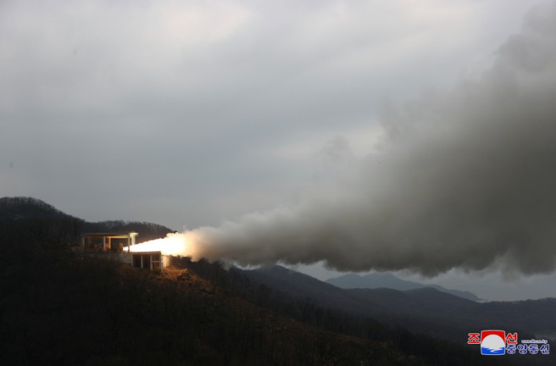 北韓官媒《朝中社》報導，領導人金正恩19日視導新型中遠程高超音速飛彈多級固體燃料發動機地面點火試驗。   圖：翻攝朝中社