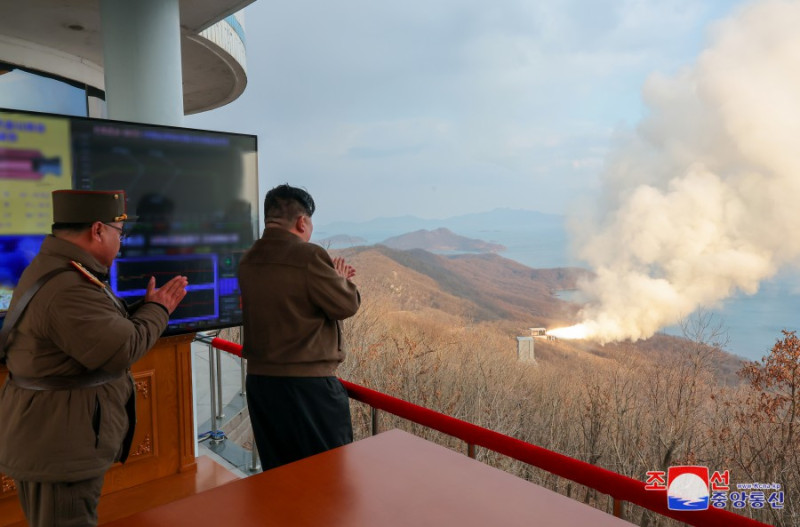 北韓官媒《朝中社》報導，領導人金正恩19日視導新型中遠程高超音速飛彈多級固體燃料發動機地面點火試驗。   圖：翻攝朝中社