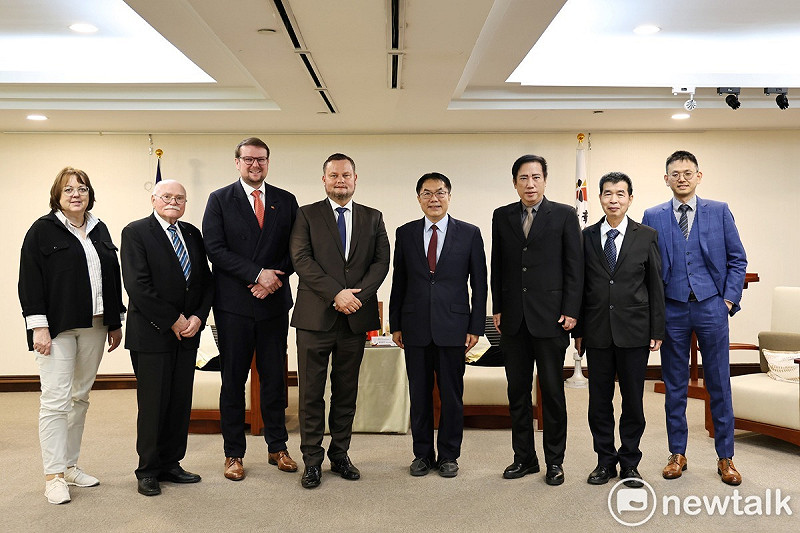 北德跨邦城市代表聯合訪問團由德國自由民主黨梅佛邦議會黨團主席多克(René Domke)、艾姆登市市長柯瑞夫(Tim Kruithoff)率團於今日拜會台南市，台南市長黃偉哲率新聞及國際關係處長蘇恩恩、水利局長邱忠川與會。   圖：台南市政府提供