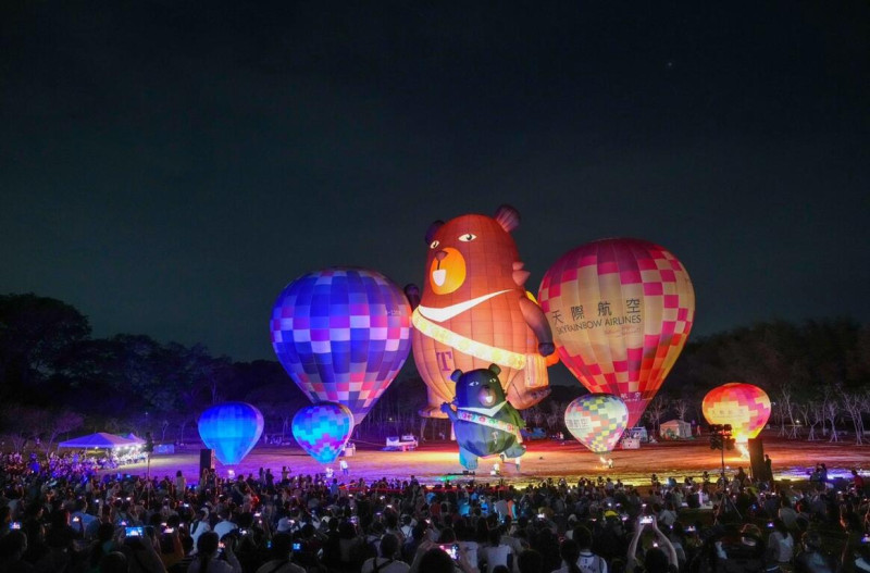 4月20日開幕當晚6點30分至8點，將安排熱氣球光雕音樂會，帶給遊客一個以音樂饗宴和多變燈光搭配而成的璀璨夜晚。   圖： 交通部觀光署西拉雅國家風景區管理處／提供