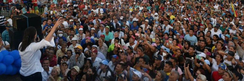 委內瑞拉群眾與反對派領袖馬查多   圖：翻攝自馬查多的Ｘ（推特）