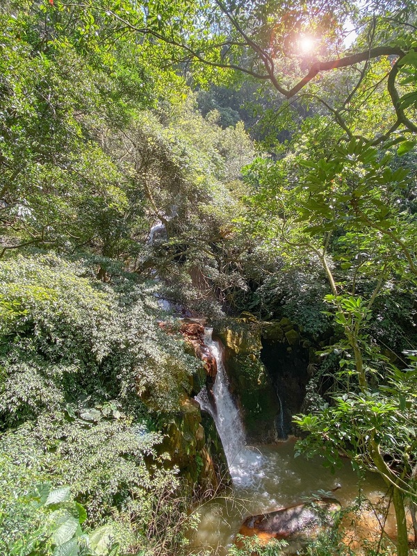 走到步道終點的「松溪瀑布觀景平台」可佇足停留，近距離聆聽瀑布落水聲並同時觀賞壯觀的瀑布流水。   圖：台北市政府工務局大地工程處／提供