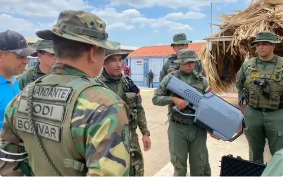 委內瑞拉士兵手持中國製 SHH-100 反無人機槍。   圖 : 翻攝自藍星特快