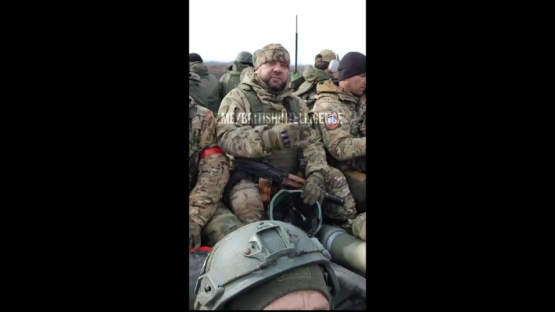 另一段影片中，原本在車上有說有笑的俄軍，據悉最後所有人都在烏克蘭的遊蕩飛機的炸彈下喪生。   圖 : 翻攝自影片