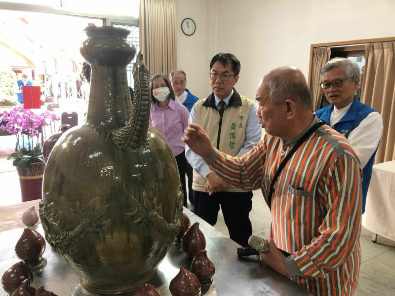 翁國禎大師專注地為台南市長黃偉哲解說陶藝作品的創作理念。   圖：黃博郎／攝