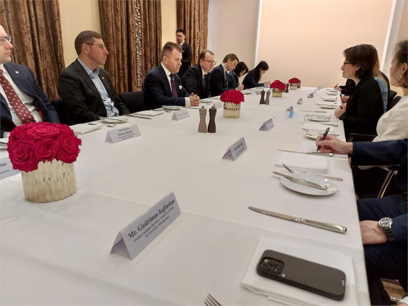 立陶宛政治評論員勞里納維丘斯（Marius Laurinavičius）今（23）日透過臉書透露，蕭美琴訪問了立陶宛，與 2 名立陶宛總統候選人會面並一起享用早餐。   圖：翻攝自勞里納維丘斯臉書