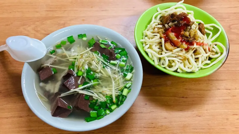 ▲在眾多台中人心中，「油麵 豬血湯」是早餐完美組合，但卻有外縣市網友擔心一早吃太油，引發討論。（圖／翻攝Google評論）   