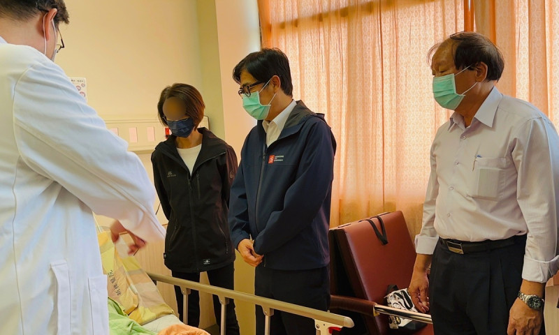 陳其邁(右二)前往醫院探視關心傷者。   圖：高雄市政府/提供