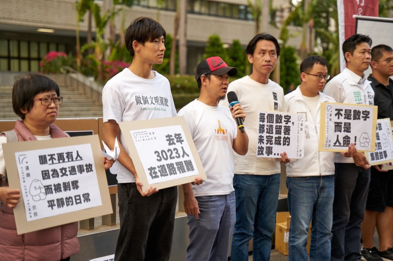 林于凱(左三)和蔡金晏(中)出席白紙鶴悼念步行活動。   圖：高雄市行人路權促進會/提供
