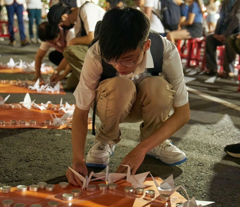 白紙鶴、白蠟燭悼念去年3023位因車禍死傷的台灣人。   圖：高雄市行人路權促進會/提供