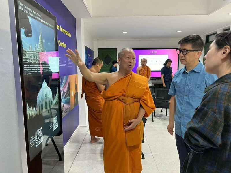 梵智長老(左)參觀新啟用的聯合國數字佛教創研中心。   圖：網龍網絡公司/提供