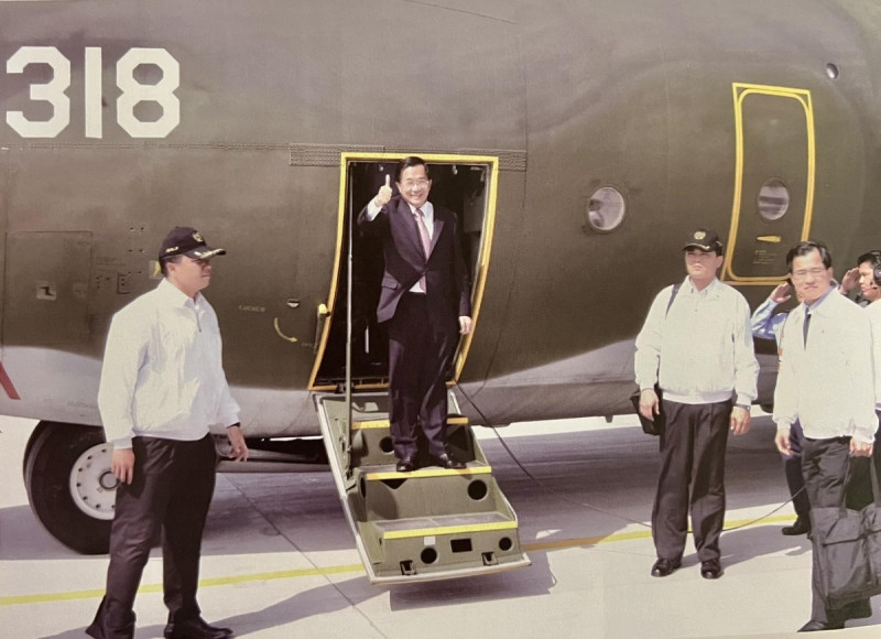前總統陳水扁2008年搭乘C-130飛機視察太平島   圖：陳水扁臉書