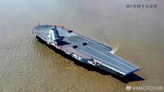 中國第3艘航空母艦「福建號」在毫無前兆的情況下，於 29 日下午 3 時被拖船拉走。原先以為是要進行海試，但卻只是換個地方停船。   圖：翻攝「微博」@MACROSS辉
