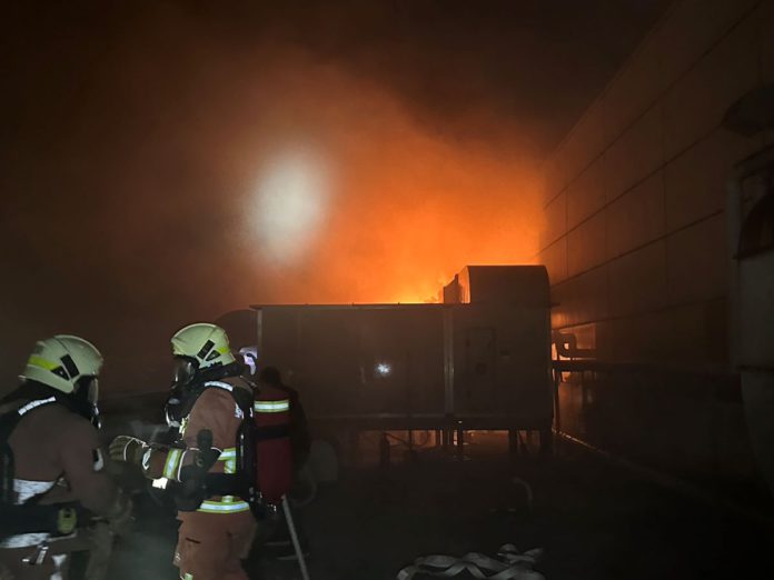 竹科緯創資通廠房空調機深夜發生火警，緊急疏散433名員工幸無人傷亡。   圖：消防局提供