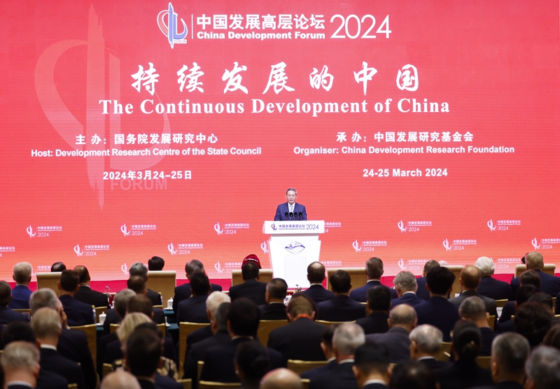 中國國務院總理李強（台上者）24日在北京出席「中國發展高層論壇2024年」年會開幕式，並發表主題演講。   圖：翻攝自中國政府網