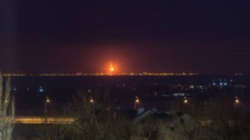俄羅斯新切爾卡斯克地區的火力發電廠遭烏克蘭無人機攻擊，發生火災，造成兩座發電機組損壞，一度無法供電。   圖：翻攝自 @NOELreports