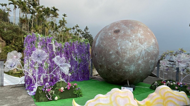 巨型裝置藝術「浪漫紫藤星球」。   圖：翻攝自嘉義縣文化觀光局官網