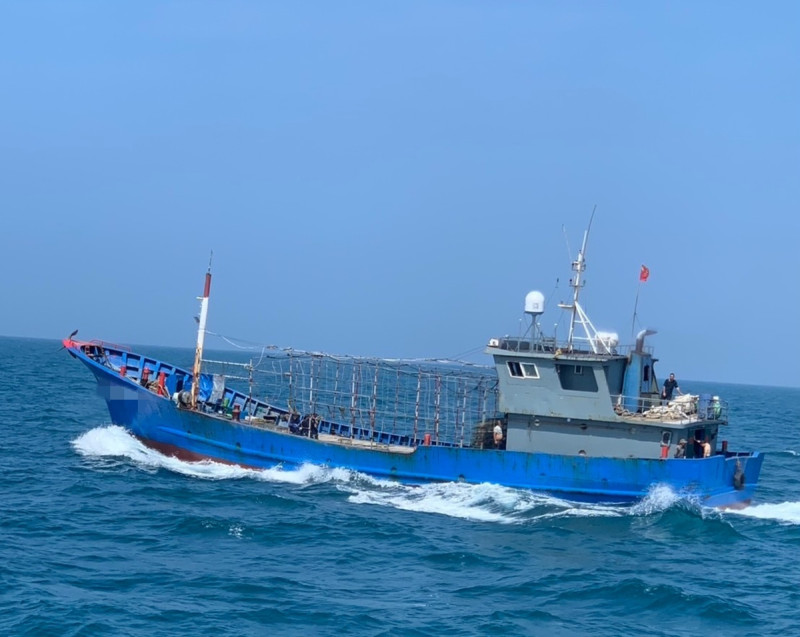海巡署中部分署通報，25日在中部外海發現多批多艘中國漁船闖入限制水域，依法廣播驅離。   圖：翻攝cga.gov.tw