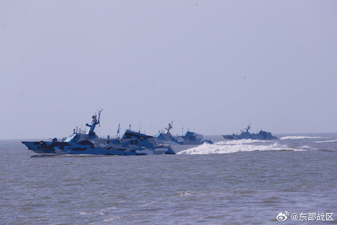 解放軍東部戰區發布海軍操演消息，引人關注的是傳聞已經封存、退役的「22型」(北約代號：Houbei class)飛彈快艇竟「重出江湖」。   圖：翻攝「微博」@東部戰區