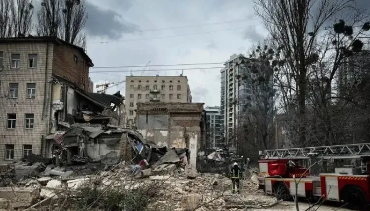 俄羅斯 26 日與 25 日，對烏克蘭首都基輔發動空襲。   圖：翻攝自勝研集