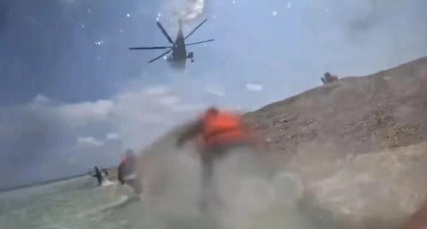 中國解放軍直-8J直升機驅離在南海鐵線礁吹起的飛沙走石，讓登島的菲律賓人感到吃不消。   圖 : 翻攝自日本富士電視台影片截圖