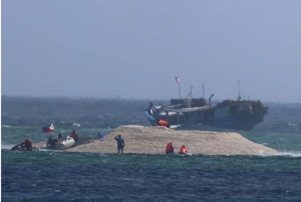  菲律賓人員以科研名義，搭乘小艇，登上南海鐵線礁3-4號礁。 圖 : 翻攝自河東三叔 