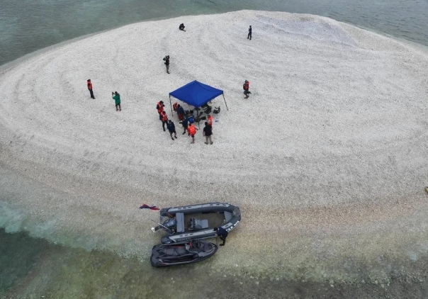 菲律賓人員以科研名義，搭乘小艇，登上南海鐵線礁還搭起帳篷。   圖 : 翻攝自河東三叔