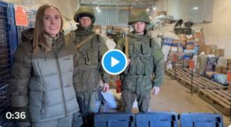 一名俄羅斯女性將購買來的星鏈設備交給俄羅斯軍人，用以對抗烏克蘭。   圖 : 翻攝自X Inty
