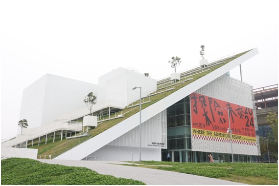 桃園市立美術館由日本建築師山本理顯和台灣建築師石昭永聯手設計，以「景觀化的建築，遊樂化的展館」為理念設計「藝術山丘」。   圖：文化部提供