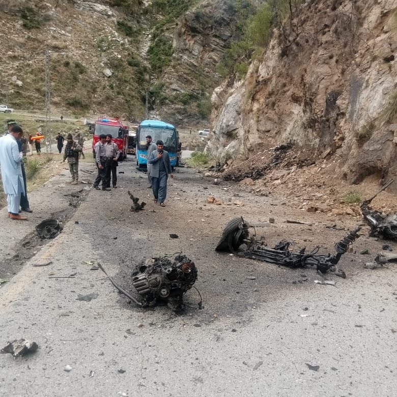 巴基斯坦發生「針對中國」的自殺炸彈襲擊事件，裝有炸藥的貨車衝撞載運中國水壩工程師車隊，造成6人死亡。   圖：翻攝「X」@AdityaRajKaul