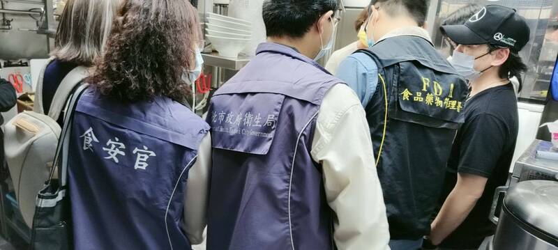 台北市衛生局人員到寶林茶室稽查。   圖：台北市衛生局提供