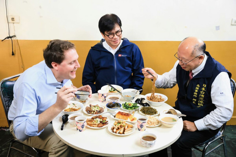 高雄市長陳其邁（中）相約美國在台協會高雄分處處長張子霖（左），與日本台灣交流協會高雄事務所所長奧正史，一起大談高雄在地美食。   圖：高雄市行國處/提供