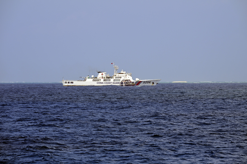 中央社記者21日與國際媒體前往南海鐵線礁，目擊中國海警5204艦為阻止菲律賓漁業局船隻靠近2號珊瑚岩礁，在海上橫切攔截這艘公務船前進。   圖：中央社提供