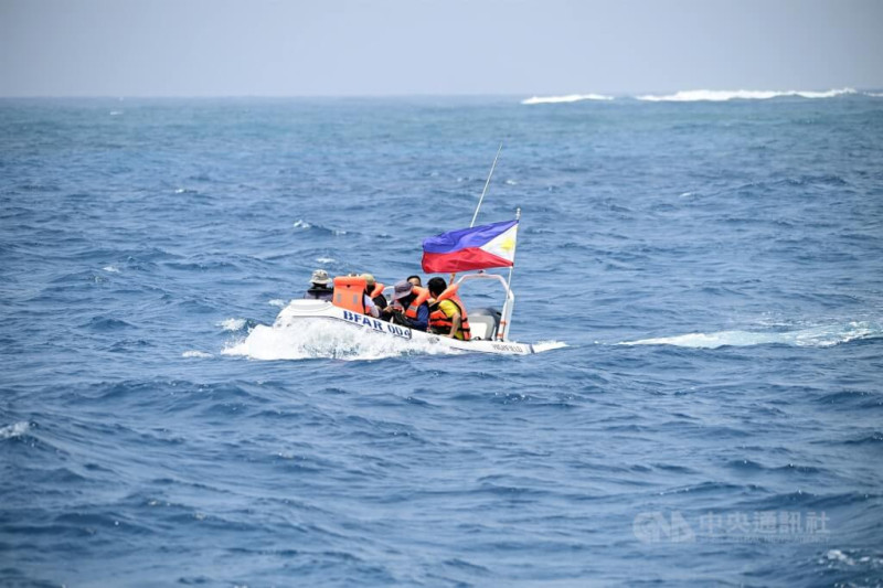菲律賓科研人員21日首次在南海鐵線礁進行海洋生態調查，媒體搭乘剛性充氣船從鐵線礁返回菲國漁業局船上。   圖：中央社提供