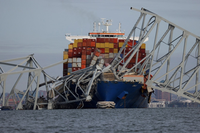 丹麥航運巨頭馬士基（Maersk）稍早證實，撞斷巴爾的摩大橋的貨櫃船達利號隻是他們所承租。   圖：達志影像／路透社