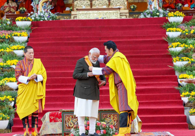 中國在邊境步步進逼，夾在中間的西藏情勢緊張，印度總理莫迪（中）日前訪問也與西藏接壤的不丹，加強雙方關係，鞏固邊境安定。   圖：翻攝自莫迪臉書