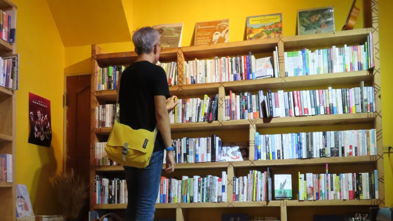 前文化部實體書店訪視業務委員蔡志浩日前在個人臉書表示自己「只借書、不買書」的內容引發爭議。   圖／@chtsai