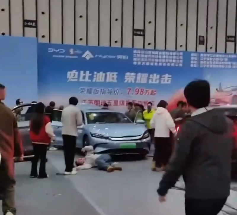 中國南京車展發生電動車傷人事件。   圖：翻攝自羅翔 X（前推特）帳號
