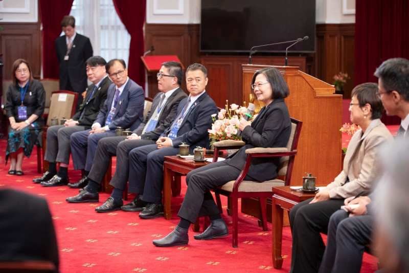 蔡英文接見「第31屆亞洲台灣商會聯合總會回國訪問團」。   圖：總統府提供