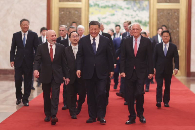 中國國家主席習近平(中) 27 日與眾多美國企業領袖會面，大談中美友好。   圖：翻攝自 @SpokespersonCHN X 帳號