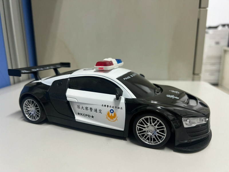 高市警交通大隊最近製作遙控警車作為交通宣導活動贈品。   圖：高雄市警局交通大隊/提供