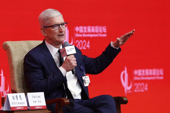 蘋果公司 CEO 庫克從上海前往北京參加中國發展高層論壇，但並未出席論壇結束後與習近平的會面。   圖：翻攝自 @cskun1989 X 帳號