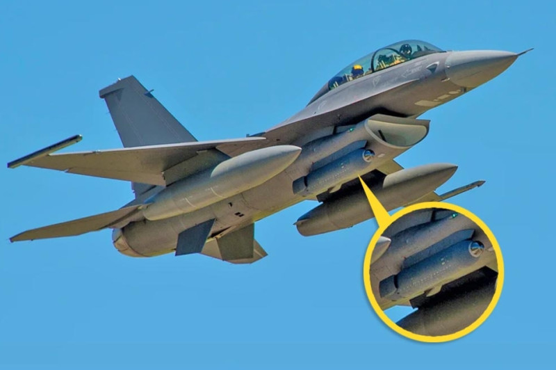  掛載於F-16D進氣口右側的IRST軍團莢艙（Legion Pod）。 圖 : 翻攝自騰訊網 