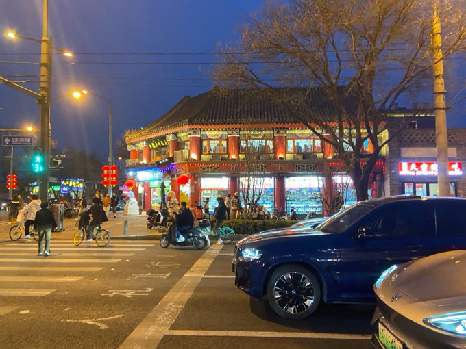 北京又發生一起嚴重的惡性車禍事件，有網友表示他在騎車經過事發的北京張自忠路時，覺得膽戰心驚。   圖：翻攝自 @NeedAmmo83 X 帳號
