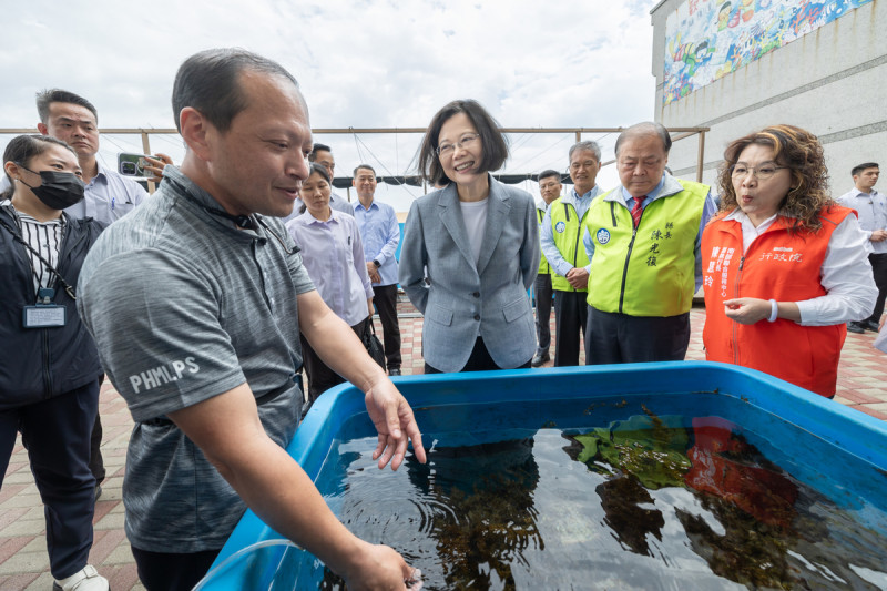 總統蔡英文參訪澎湖海洋保育教育中心。   圖：總統府提供