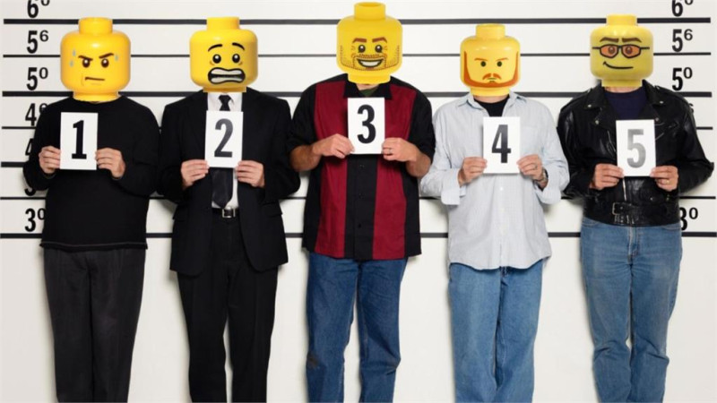 美國加州穆列塔警察局近期在社交媒體上發布圖片，5 名嫌疑人排成一排，面部都被樂高標志性的黃色人偶替代。   圖：翻攝自臉書 Murrieta Police Department