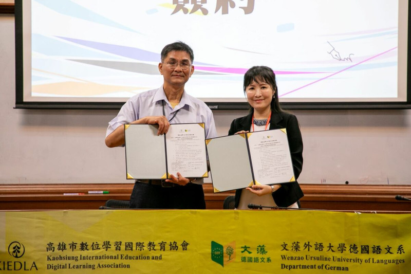 薛欣怡(右)與陳青年(左)簽署合作備忘錄。   圖：文藻外語大學/提供