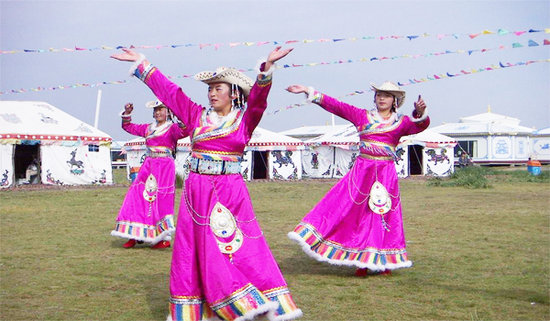 中國共產黨高壓統治穆斯林，製作不少樣板，圖為青海省海北藏族自治州的婦女表演。   圖：翻攝自中國民族宗教網