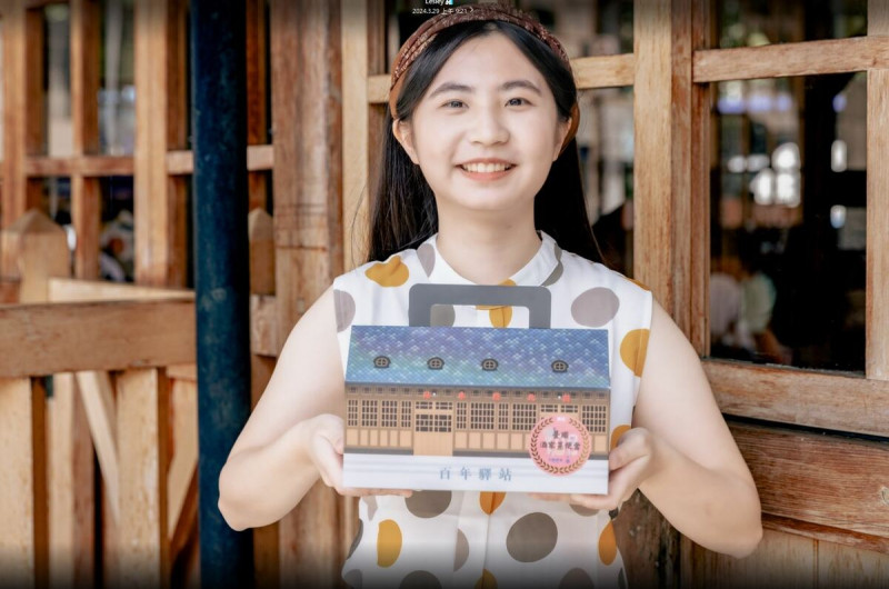 這次的餐盒是由台北市文化基金會設計，外觀採用新北投木造車站的造型，紙餐盒採用進口素面燙膜加工，還原車站銅瓦屋頂的特殊風采。   圖：國營台灣鐵路股份有限公司／提供