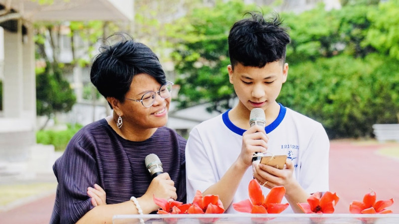 廖俞雲(左)鼓勵學生朗讀熱血詩歌。   圖：高雄市鼓山高中/提供